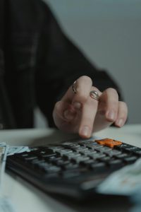 員工績(jī)效考核與薪酬管理方案的協(xié)同策略：實(shí)現(xiàn)企業(yè)與員工利益最大化